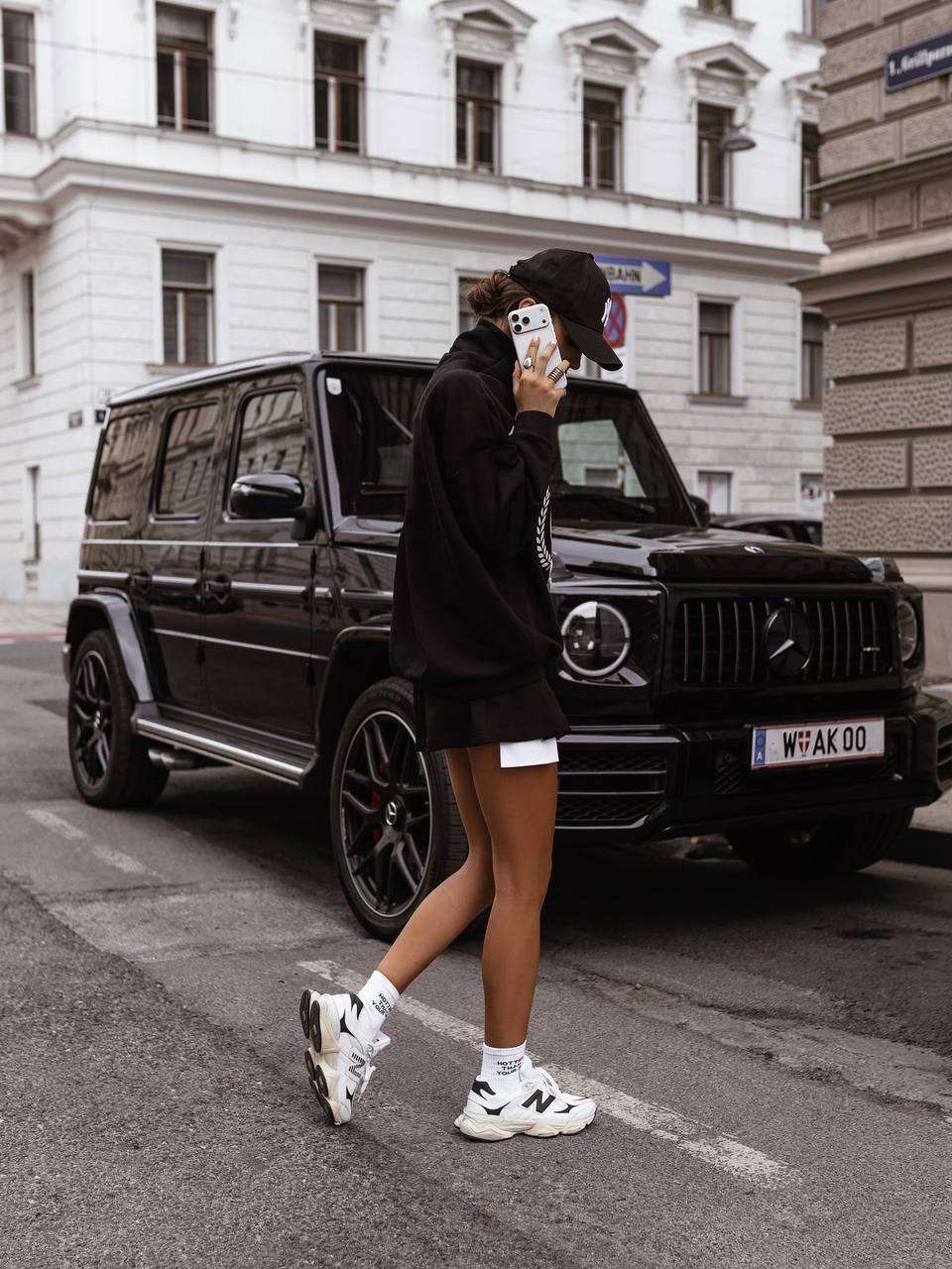 Czarny — bluza oversize ze stójką i herbowym nadrukiem, tył na ulicy