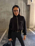 Czarny — bluza polarowa FROST ze stójką, przód zapiętej bluzy na modelce