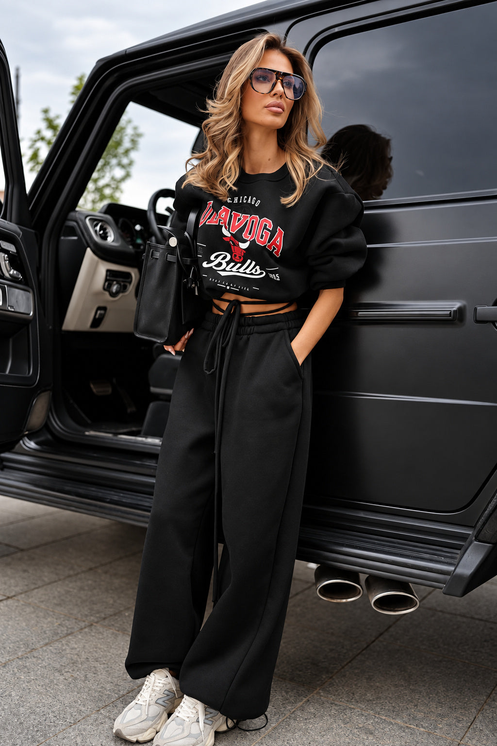 Czarny — krótka bluza z nadrukiem Chicago, czarna bluza OLAVOGA, stylizacja na modelce z nadrukiem Chicago