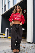 Czerwony — krótka bluza z nadrukiem Chicago, czerwona bluza OLAVOGA, pełna stylizacja na modelce, przód
