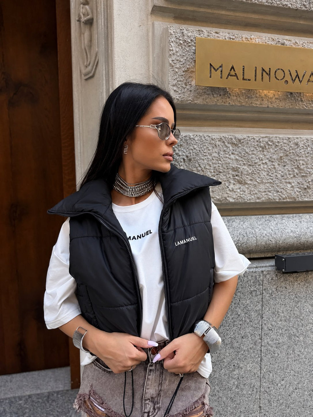 Czarny — kamizelka pikowana crop ze stójką i zamkiem, przód na modelce