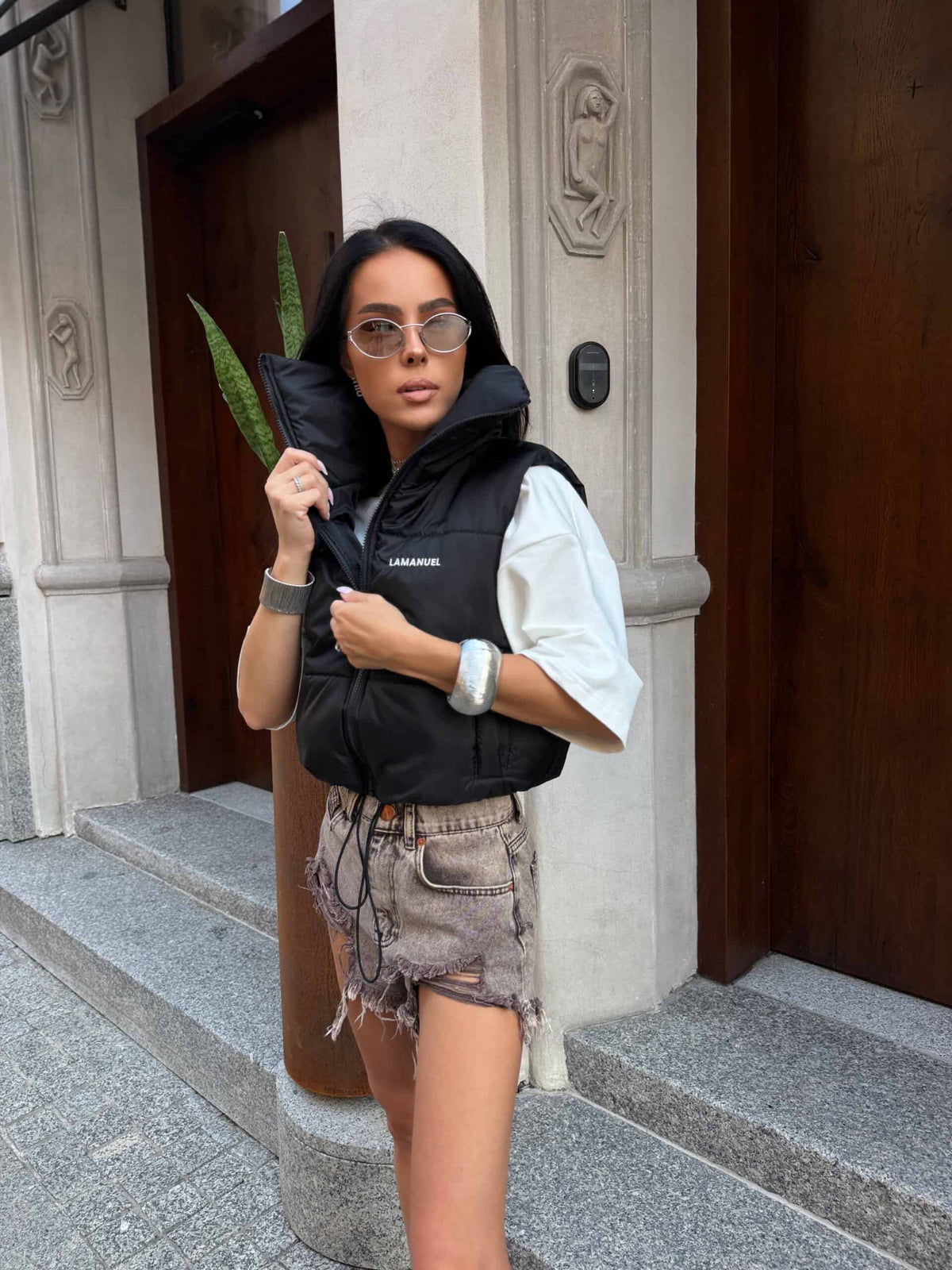 Czarny — kamizelka pikowana crop ze stójką i zamkiem, cała sylwetka z przodu