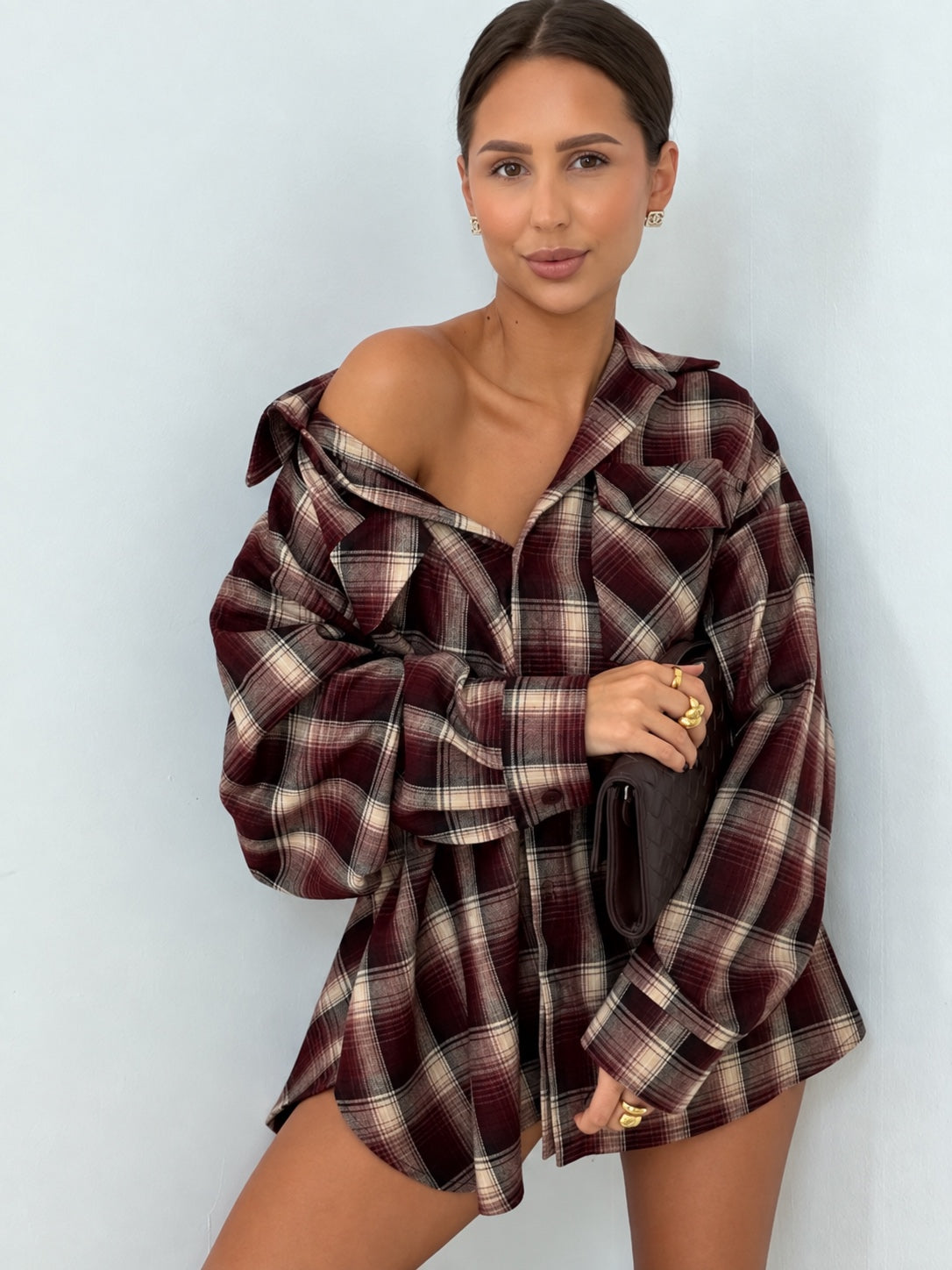 Kasztanowy — koszula oversize w kratę z kieszeniami, przód na modelce, krata i kieszenie