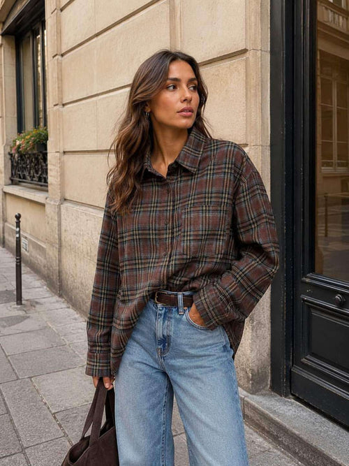 Brązowy — brązowa koszula oversize w kratę, Brązowa koszula oversize w kratę, przód na modelce