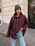 Czerwony — czerwona koszula oversize w kratę, Czerwona koszula oversize w kratę, przód na modelce