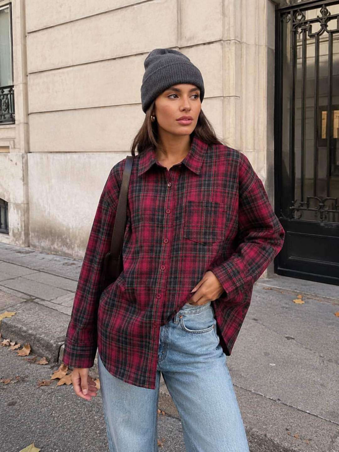 Czerwony — czerwona koszula oversize w kratę, Czerwona koszula oversize w kratę, przód na modelce