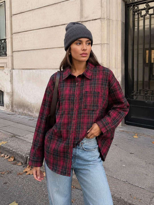 Czerwony — czerwona koszula oversize w kratę, Czerwona koszula oversize w kratę, przód na modelce