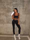 Czarny — komplet sportowy top i legginsy do pilatesu i fitnessu, przód, cała sylwetka