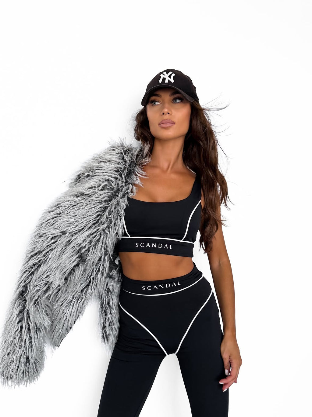 Czarny — komplet sportowy top i legginsy do pilatesu i fitnessu, cały komplet, ujęcie z okularami