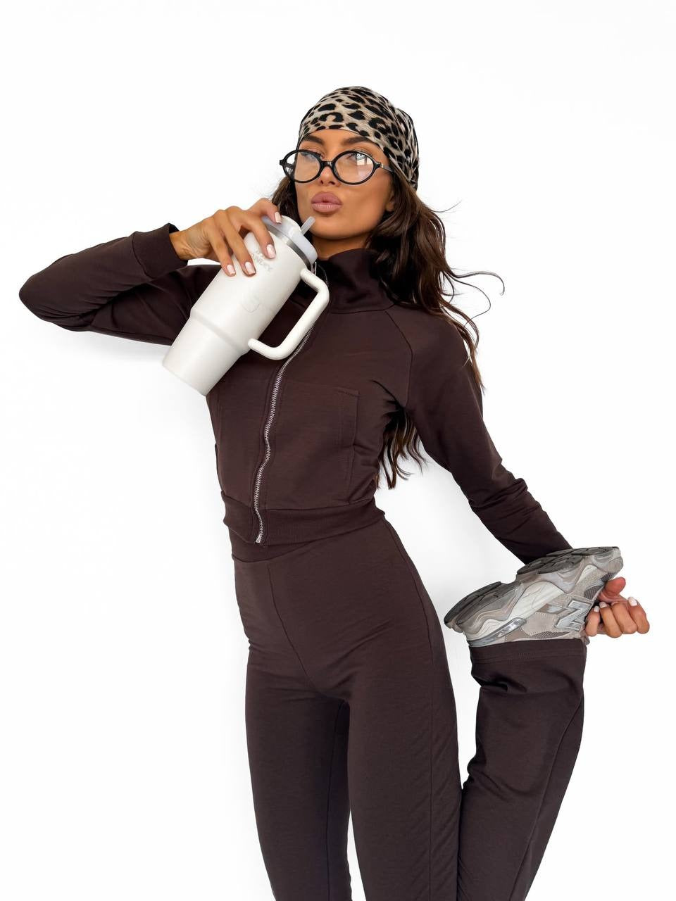 Czekoladowy — komplet: krótka bluza na zamek i spodnie dzwony, przód z boku