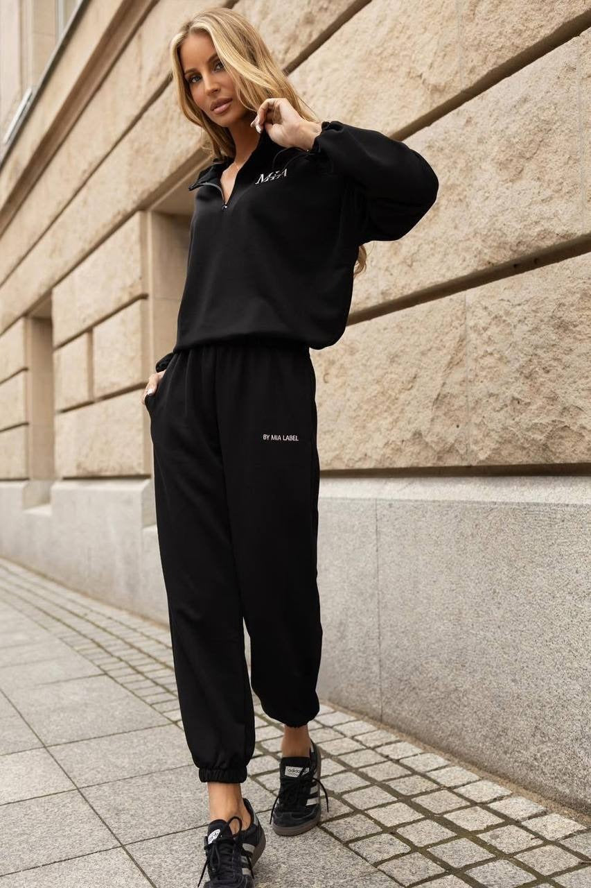 Czarny — komplet dresowy: bluza z kołnierzem na zamek i spodnie joggery, cała sylwetka, bluza z kołnierzem