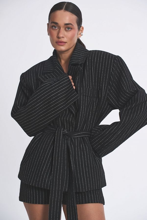 Czarny — komplet wełniany w prążki z marynarką i spodenkami, marynarka z paskiem i spodenki, zbliżenie przodu