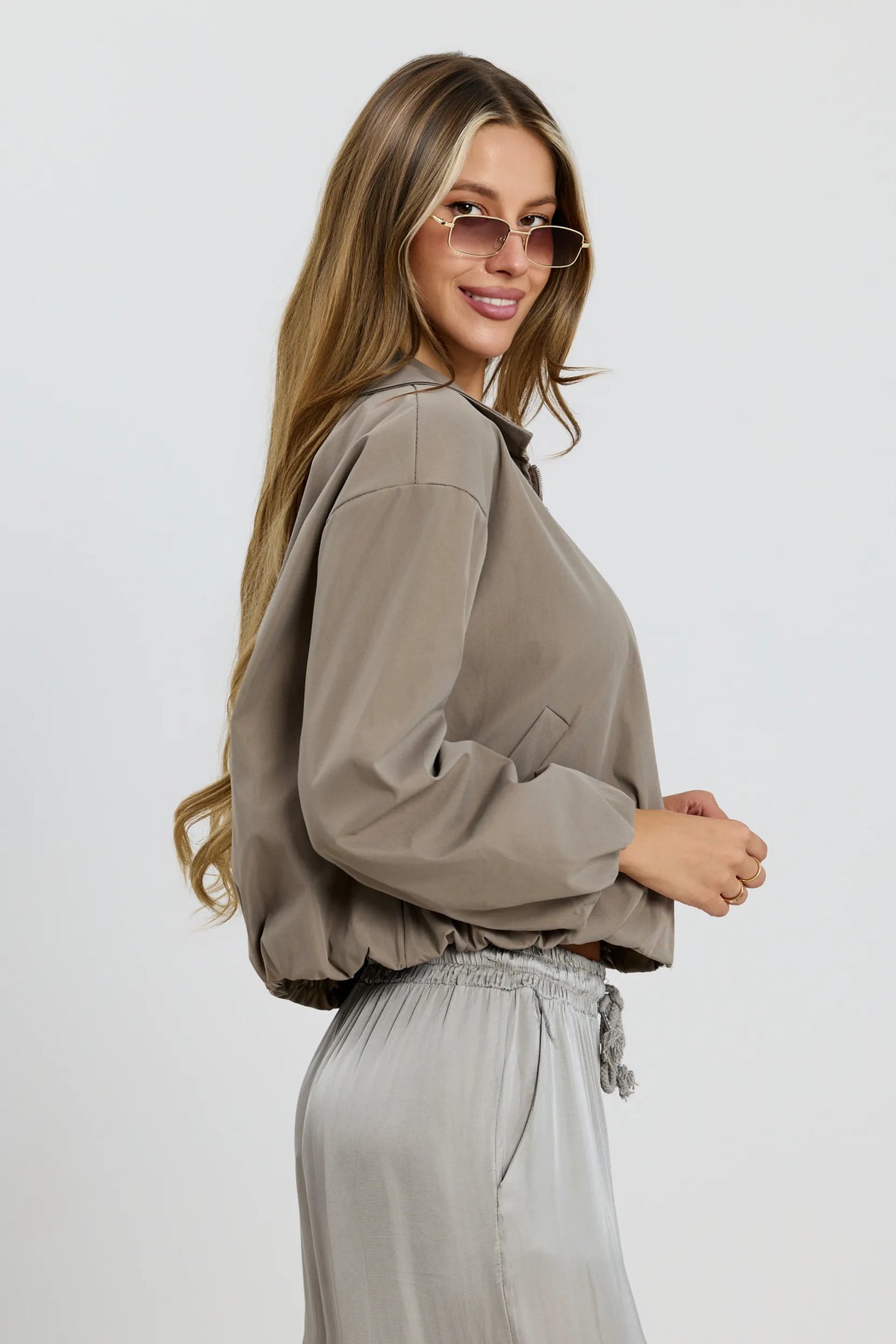 Taupe — kurtka bomberka crop, ujęcie z boku