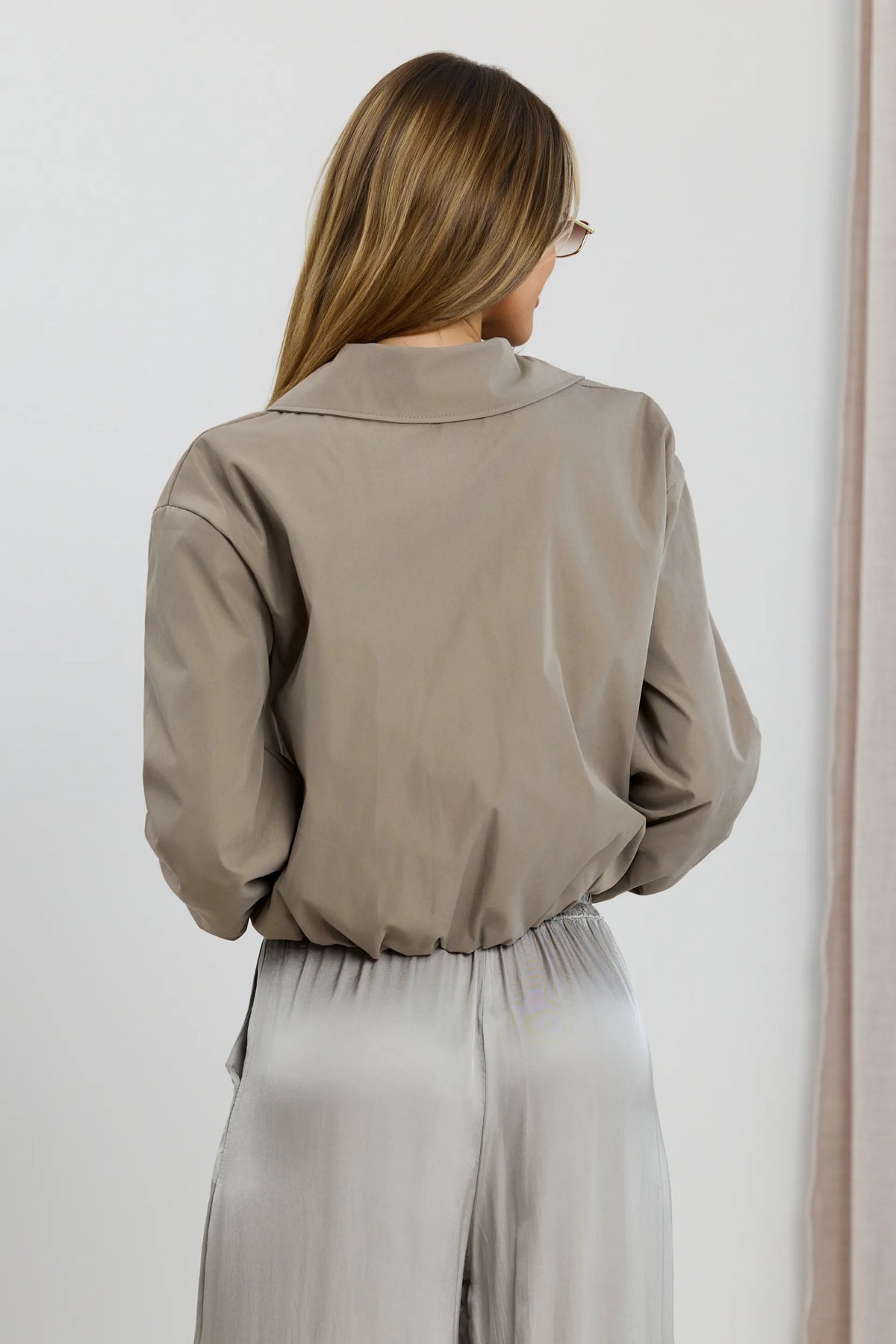 Taupe — kurtka bomberka crop, tył