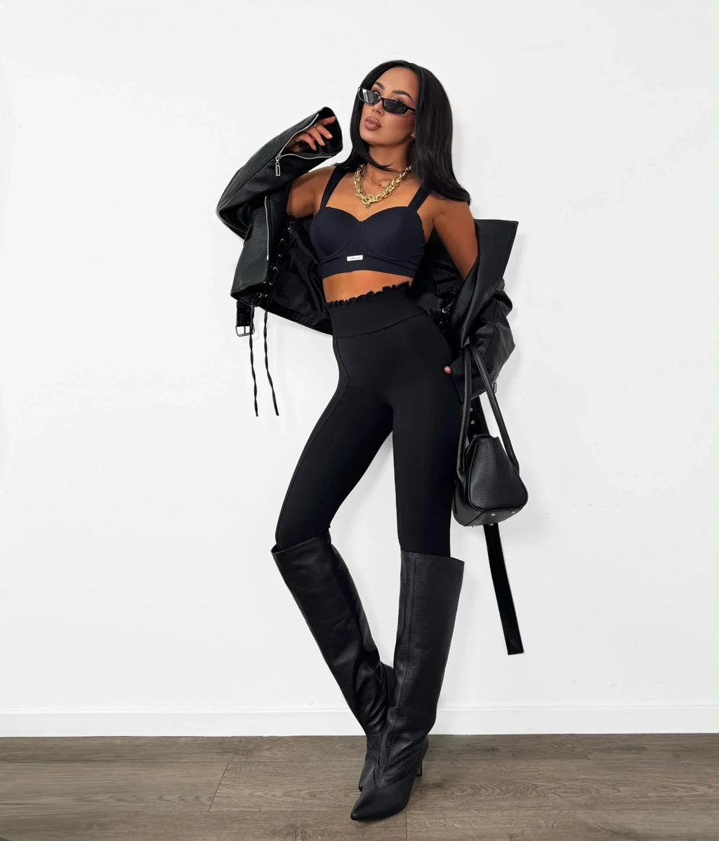 Czarny — legginsy z falbanką przy pasie, pełna sylwetka na modelce