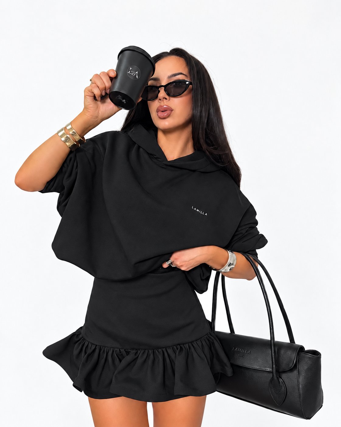 Czarny — spódnica mini z falbaną, przód na modelce