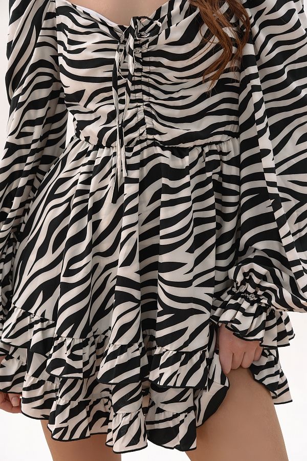 Zebra czarno-biała — sukienka mini w zebrę z wiązaniem i długim rękawem, detal marszczenia i wiązania