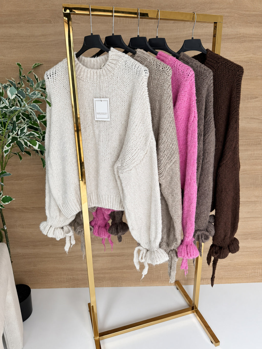 Różowy — sweter z moherem i wełną z wiązanymi rękawami, kolory na wieszaku