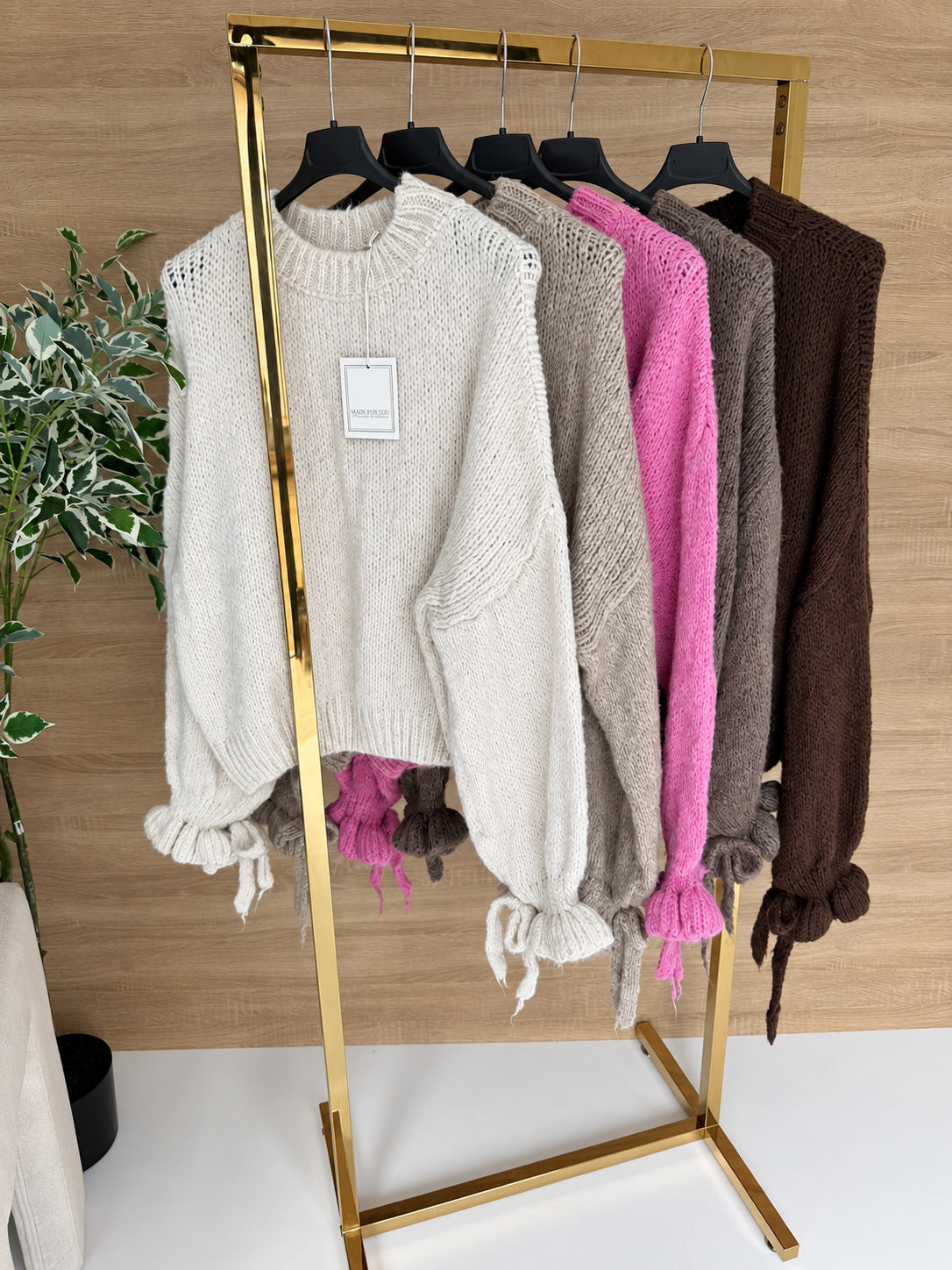 Różowy — sweter z moherem i wełną z wiązanymi rękawami, kolory na wieszaku