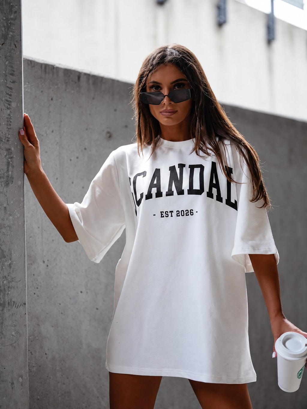Biały z czarnym napisem — t-shirt oversize z nadrukiem Scandal, przód na modelce