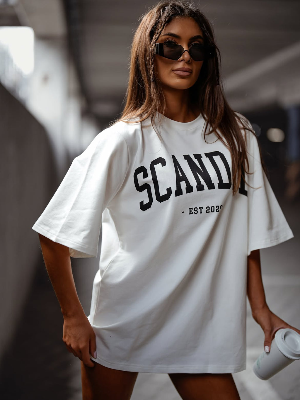 Biały z czarnym napisem — t-shirt oversize z nadrukiem Scandal, nadruk z bliska