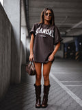 Brązowy — t-shirt oversize z nadrukiem Scandal, przód na modelce
