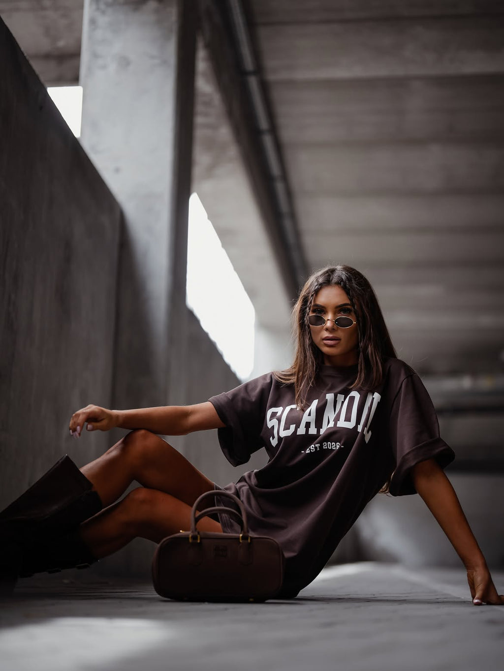 Brązowy — t-shirt oversize z nadrukiem Scandal, ujęcie siedzące