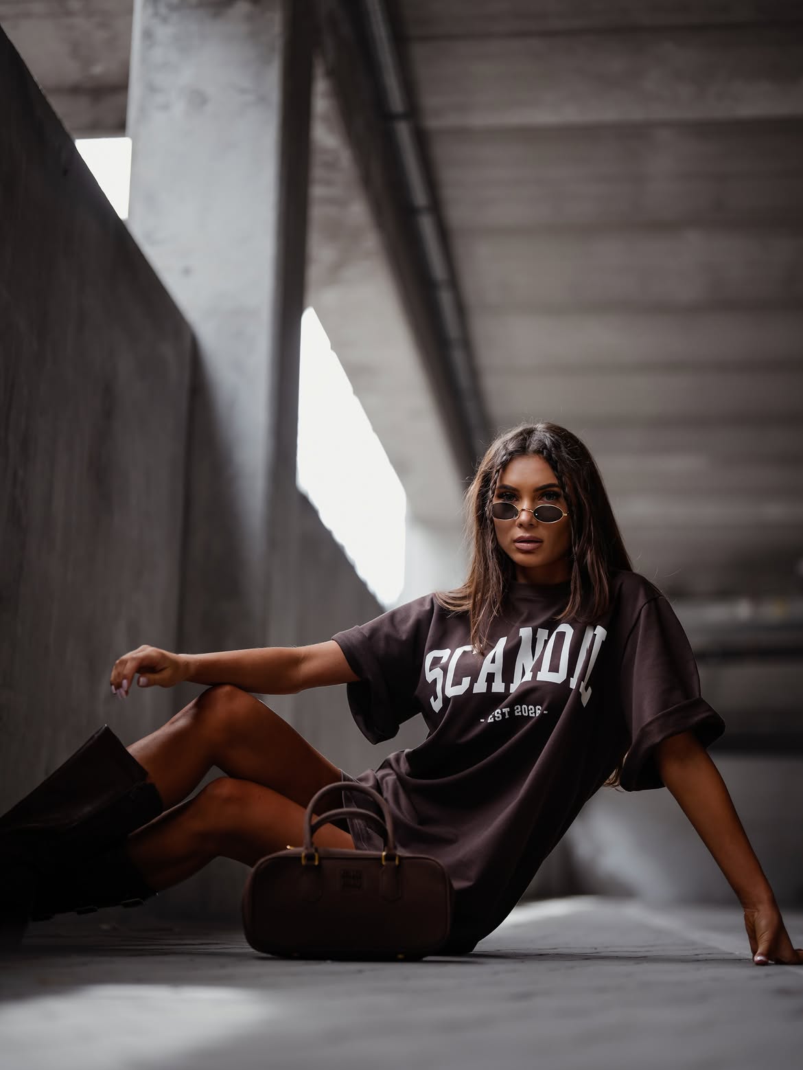 Brązowy — t-shirt oversize z nadrukiem Scandal, ujęcie siedzące