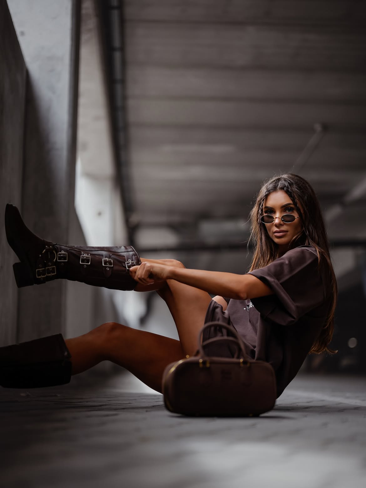 Brązowy — t-shirt oversize z nadrukiem Scandal, stylizacja z kozakami