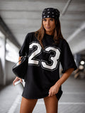 Czarny — t-shirt oversize z numerem 23, przód na modelce