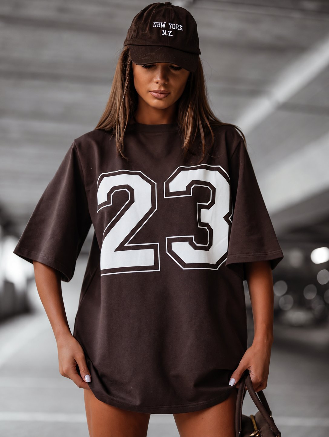Czekoladowy — t-shirt oversize z numerem 23, przód na modelce
