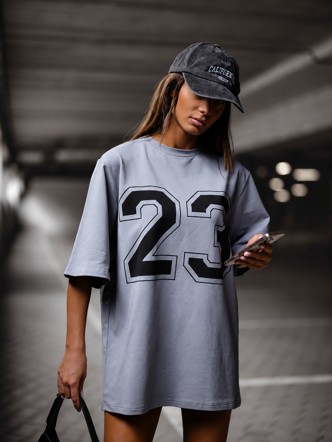Szary — t-shirt oversize z numerem 23, przód na modelce