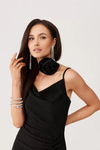 Czarny sukienka brokatowa midi z różą 3D, róża jako choker