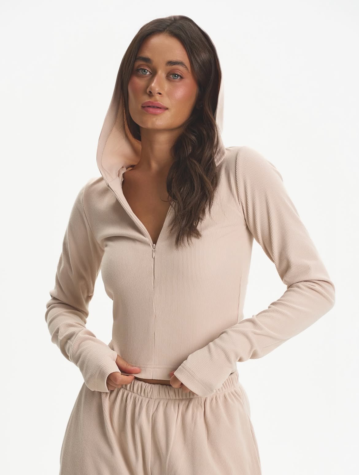 Beżowy komplet dresowy bluza z kapturem i spodnie, przód na modelce