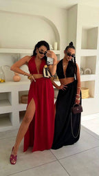 Czerwony komplet top wiązany na szyi i spódnica maxi z rozcięciem, stylizacja