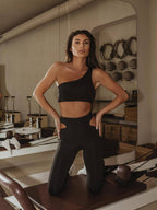 Czarny komplet sportowy top i legginsy, druga poza