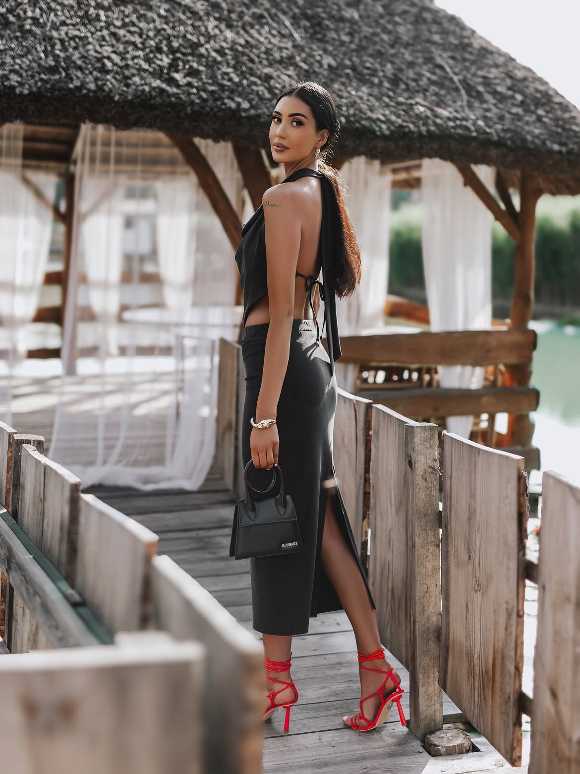 Czarny: top halter, detal góry