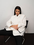 Ecru wariant marynarki oversize, stylizacja na czarny total look