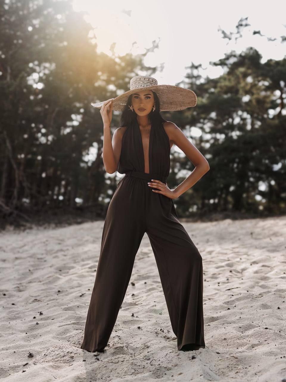 Brązowy kombinezon maxi halter, przód na modelce