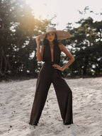 Brązowy kombinezon maxi halter, przód na modelce
