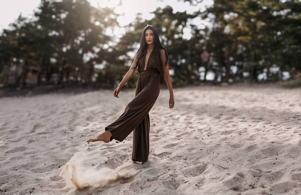 Brązowy kombinezon maxi halter, sylwetka w ruchu