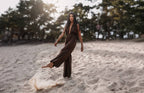 Brązowy kombinezon maxi halter, sylwetka w ruchu