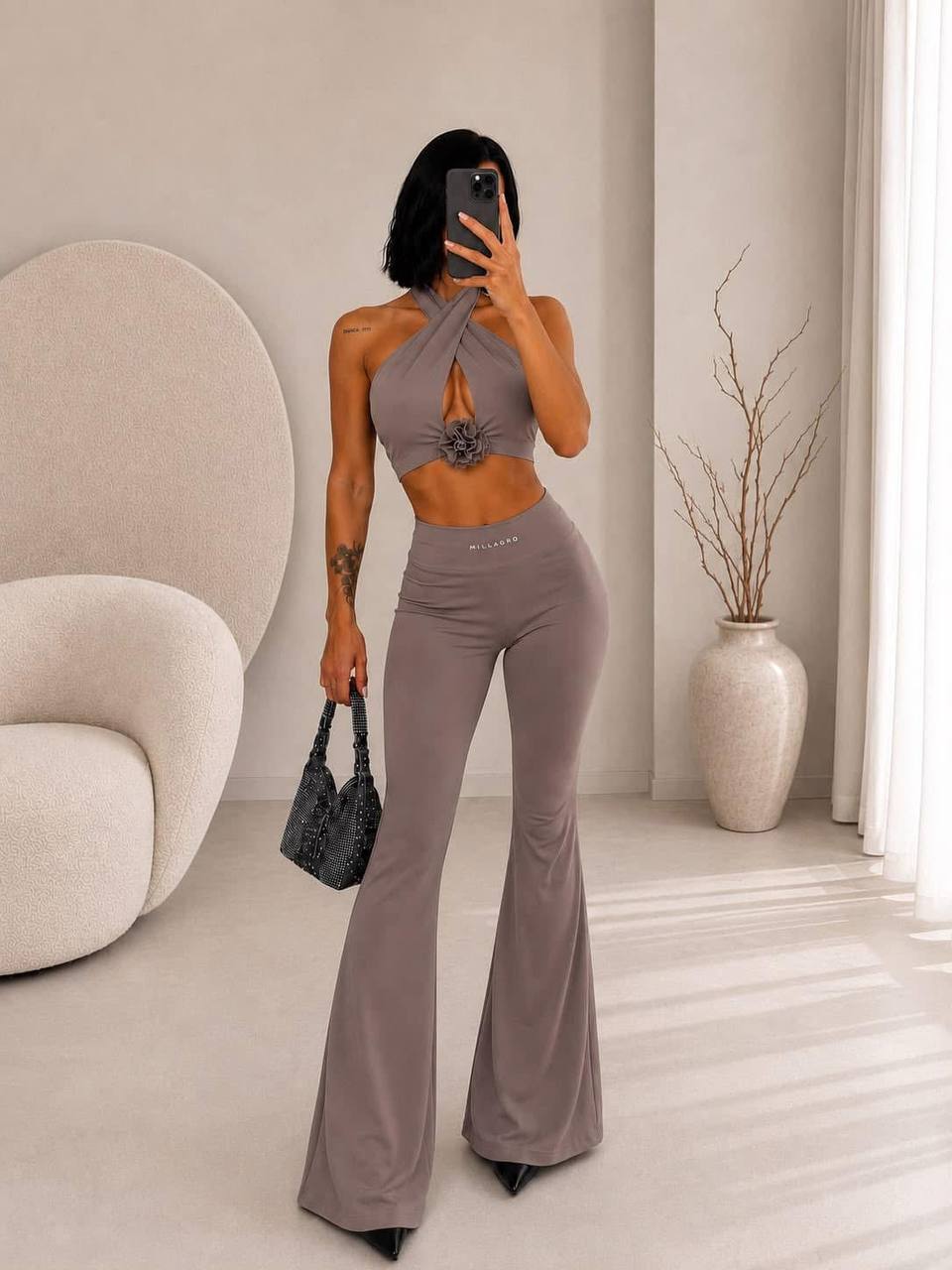 Cappuccino top z różą 3D wiązany na szyi, przód