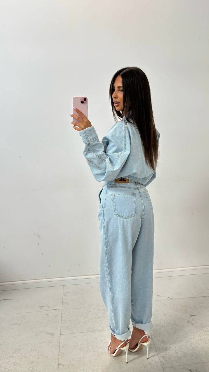 Niebieski jeansy mom fit z wysokim stanem, tył