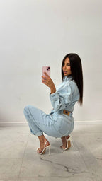 Niebieski jeansy mom fit z wysokim stanem, zwężane nogawki