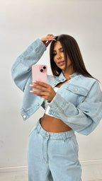 Niebieski jeansy mom fit z wysokim stanem, wysoki stan z bliska