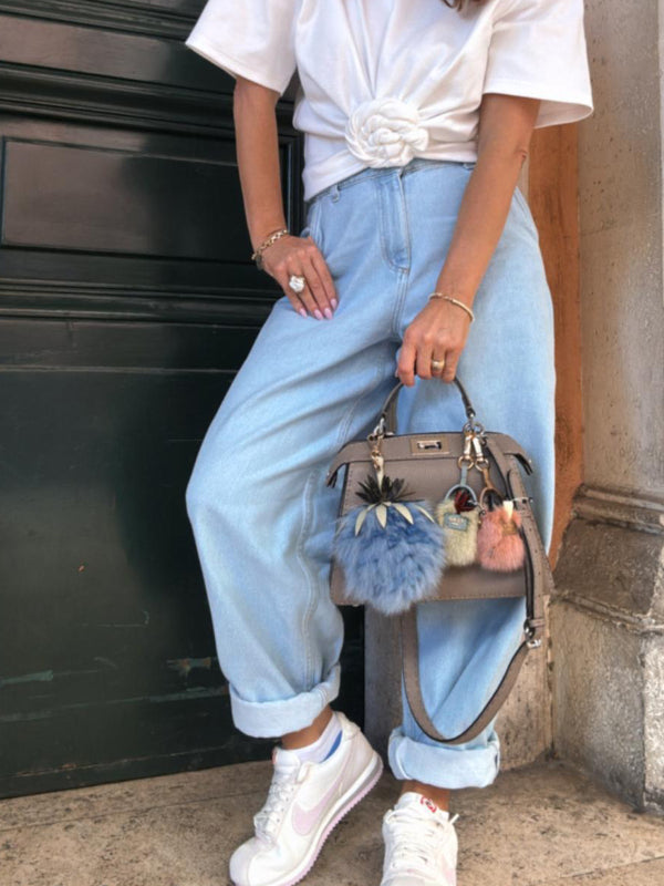Niebieski jeansy mom fit z wysokim stanem, stylizacja miejska