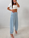 Niebieski jeansy mom fit z wysokim stanem, przód na modelce