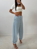 Niebieski jeansy mom fit z wysokim stanem, przód na modelce