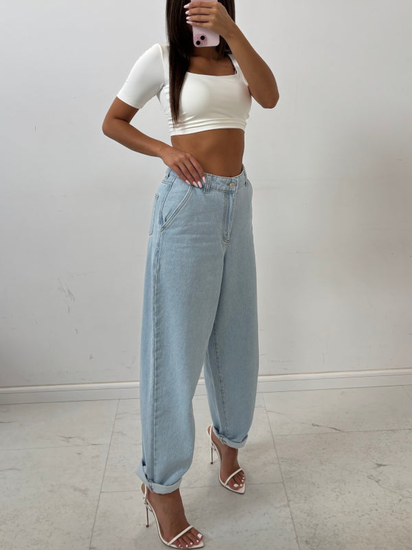 Niebieski jeansy mom fit z wysokim stanem, przód na modelce